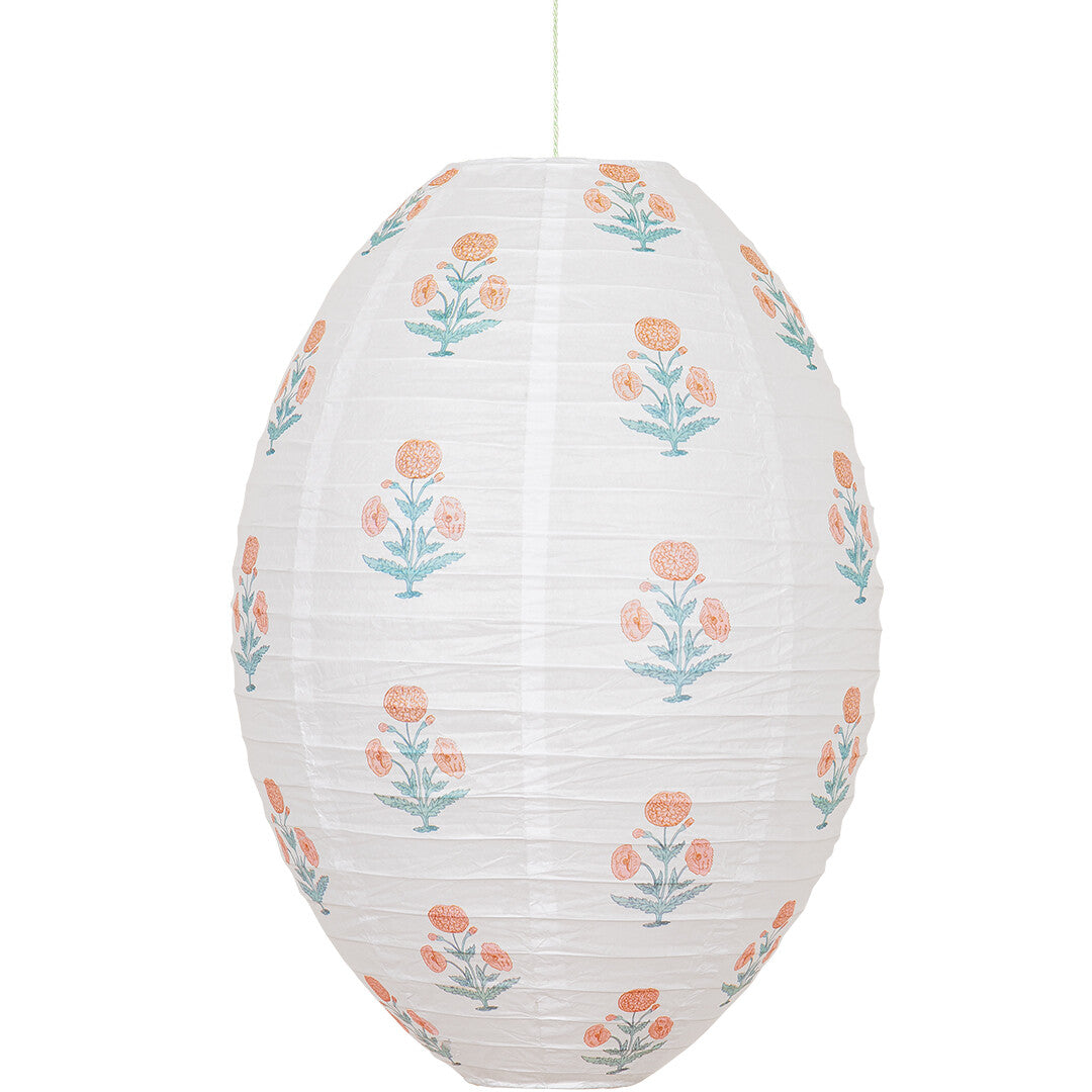 Een ovale Meri Meri papieren lampion met een patroon van roze bloemen, geïsoleerd op een witte achtergrond.