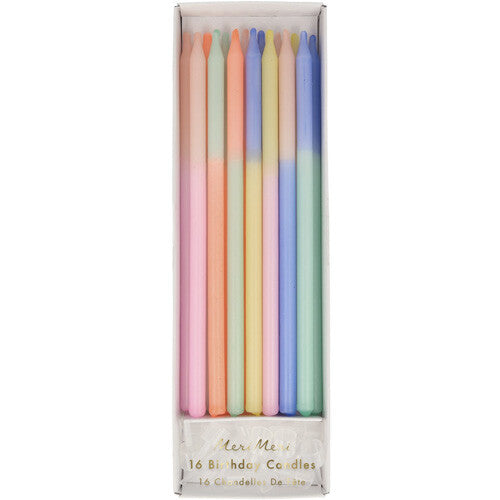 Meri Meri verpakking met 16 lange verjaardagskaarsjes in pastelkleuren met kleurblokpatroon.