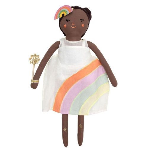 Meri Meri lappenpop Mia met donkere huid, witte jurk met regenboogpatroon, regenboog haarclip en sterrenstaf.