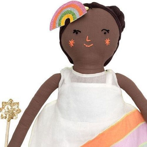 Detail van de Meri Meri lappenpop Mia met regenboog haarclip en geborduurd gezicht.