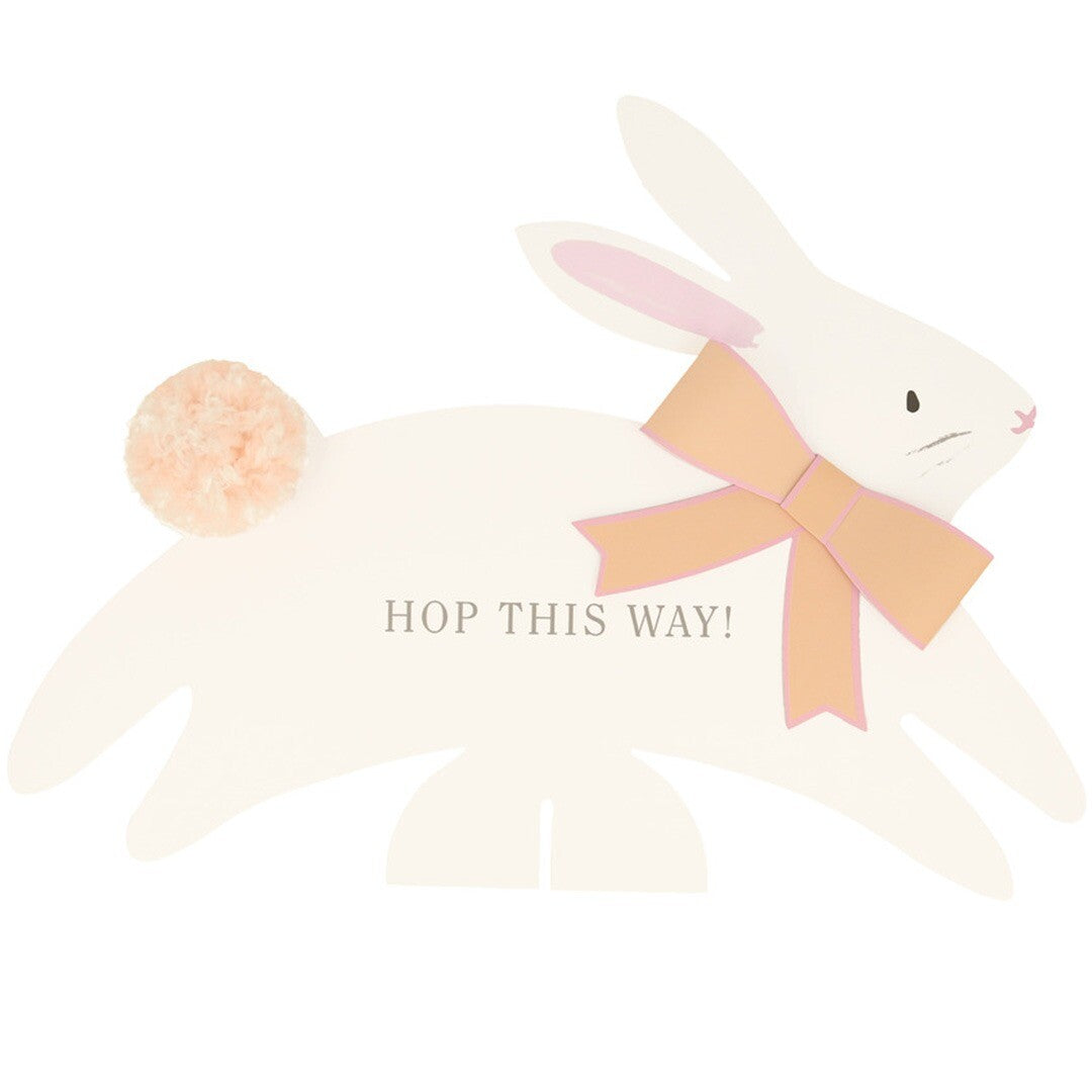 Meri Meri witte paashaas wegwijzer in rennende pose met perzikkleurige strik en de tekst 'HOP THIS WAY!'.