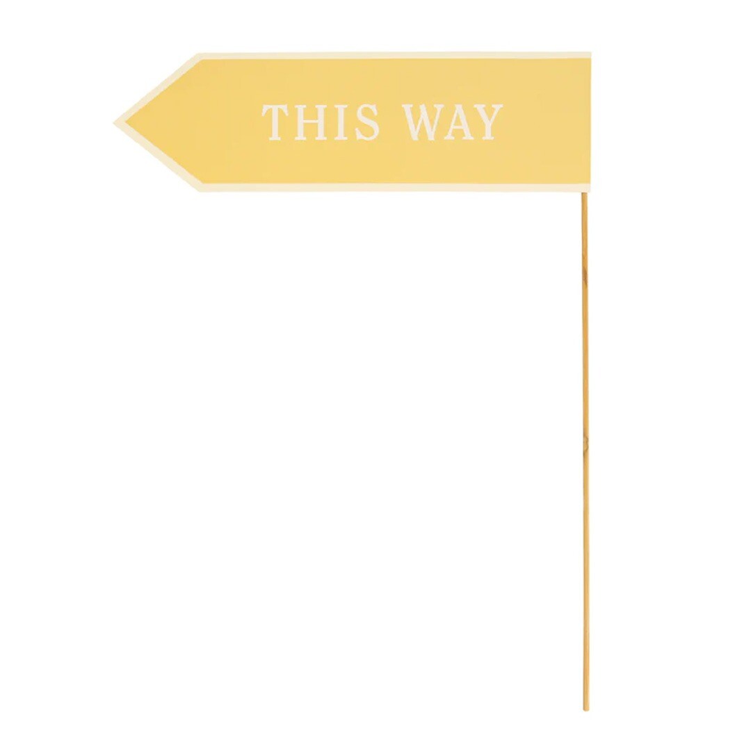 Meri Meri gele pijl wegwijzer met de tekst 'THIS WAY'.