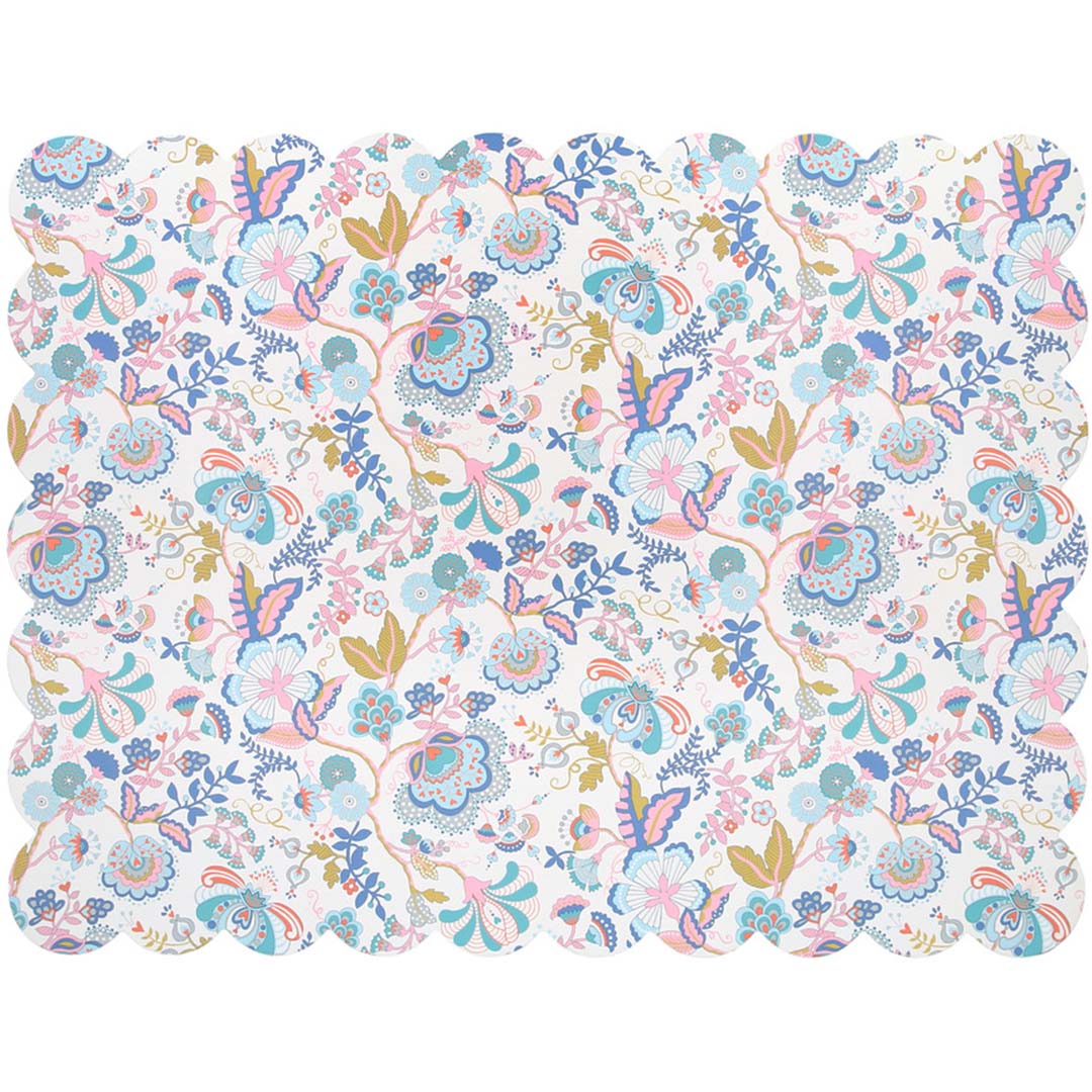 Meri Meri placemat met een veelkleurig gebloemd patroon en geschulpte rand, van bovenaf gezien.