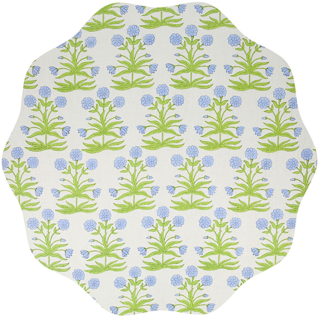 Meri Meri placemat met blauw bloemenpatroon en geschulpte rand.
