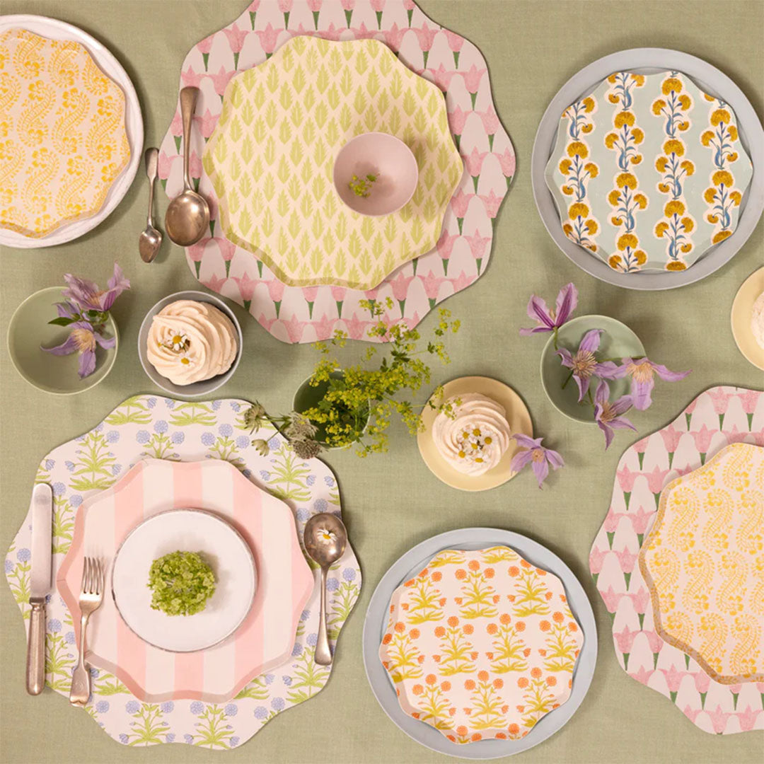 Tafelsetting met diverse Meri Meri placemats en servies.