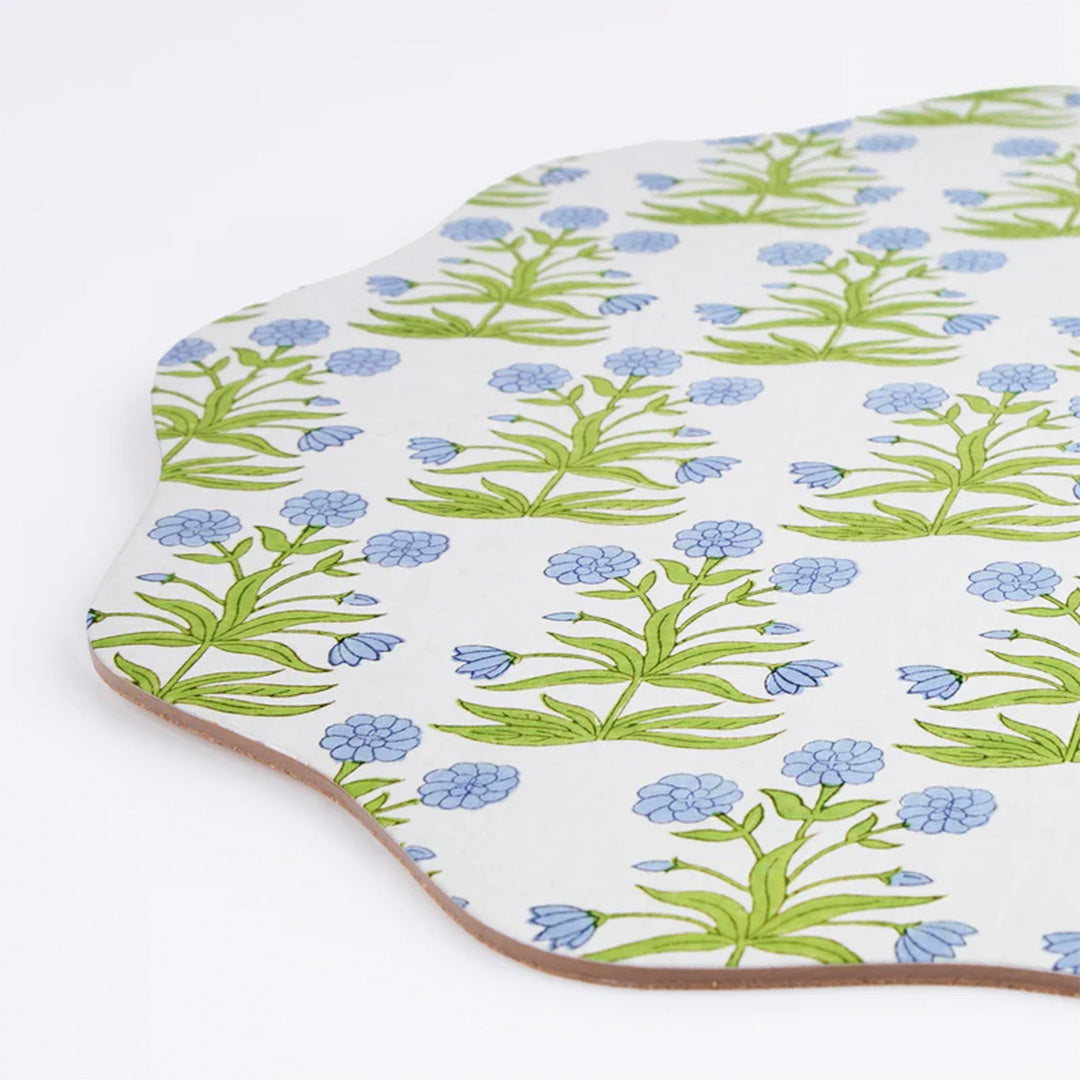 Schuin detail van de Meri Meri placemat met blauw bloemenpatroon en de kurken rand.