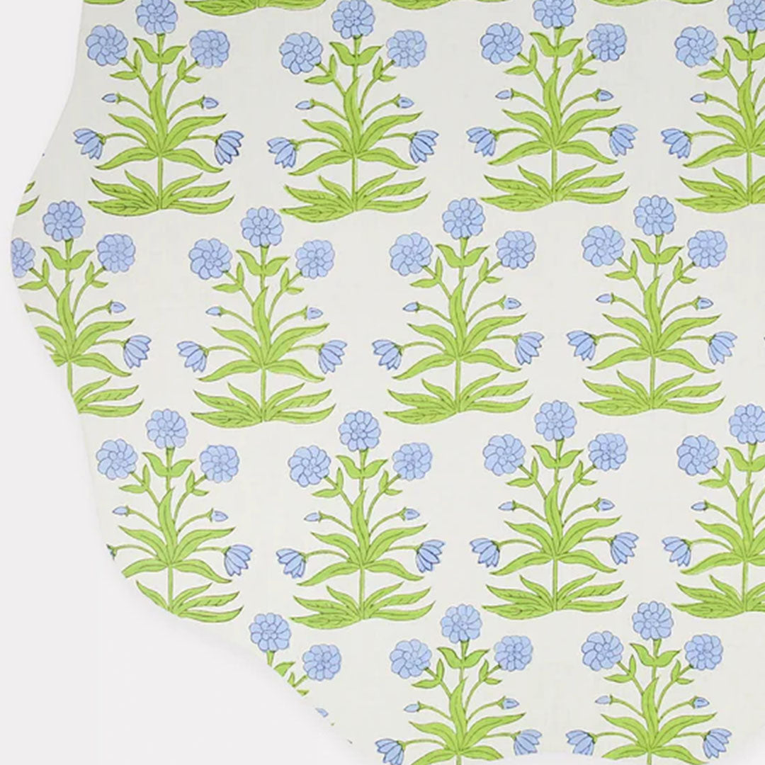 Bovenaanzicht van een deel van de Meri Meri placemat met blauw bloemenpatroon.