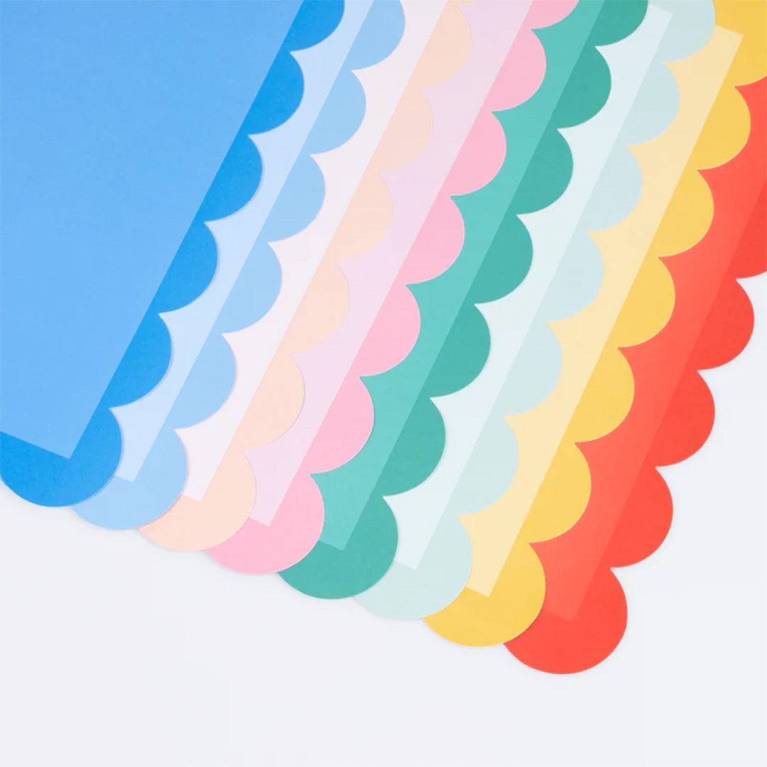 Detail van de geschulpte randen van een waaier meri meri placemats in verschillende kleuren.