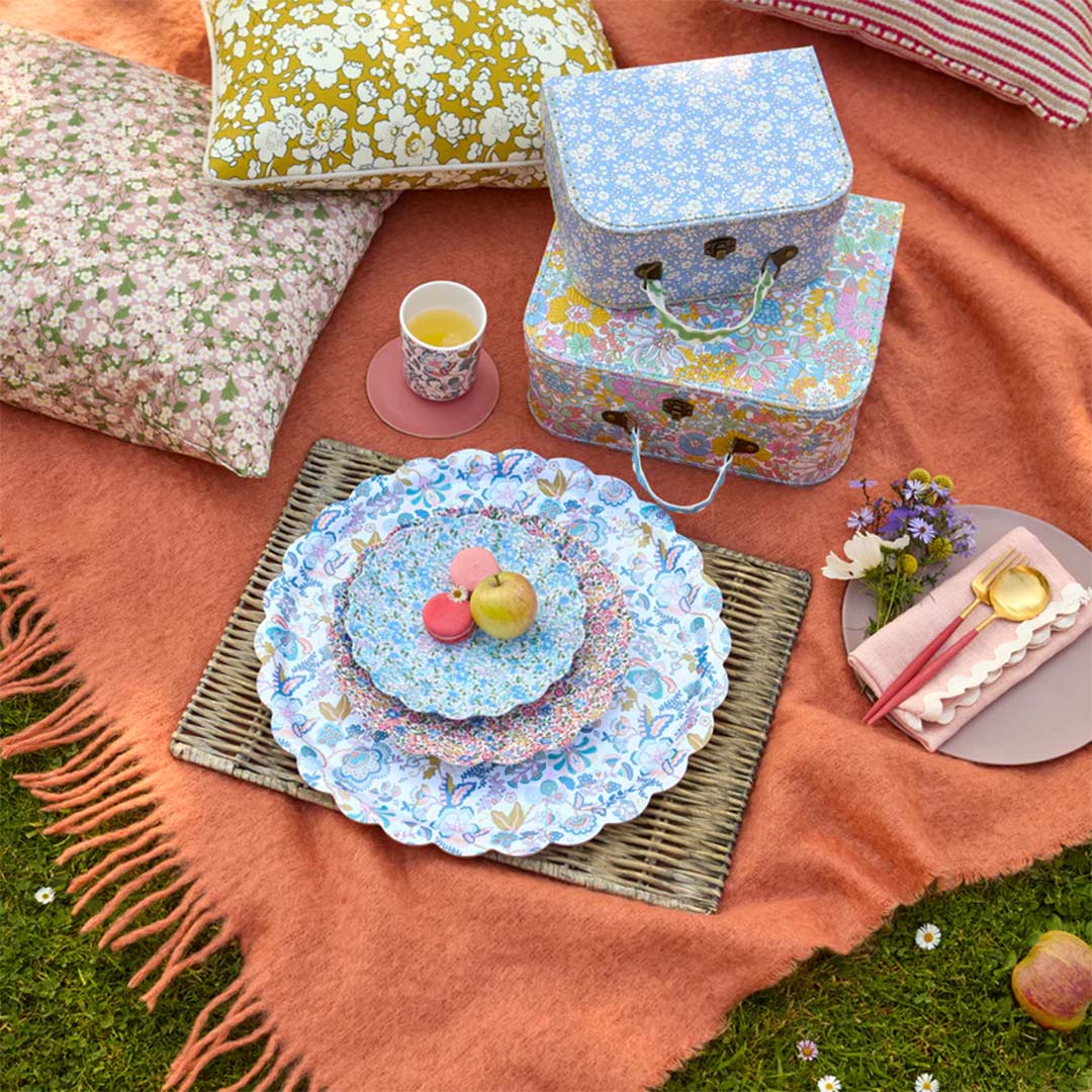 Meri Meri serveerschaal met bloemenpatroon op een picknickkleed met andere picknickaccessoires.