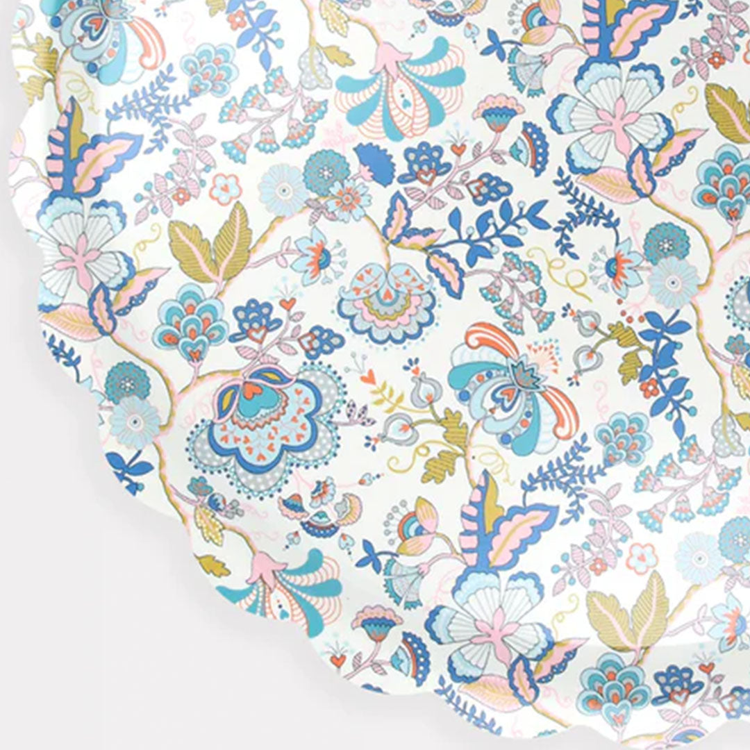 Detail van de Meri Meri serveerschaal met een kleurrijk bloemenpatroon en geschulpte rand.