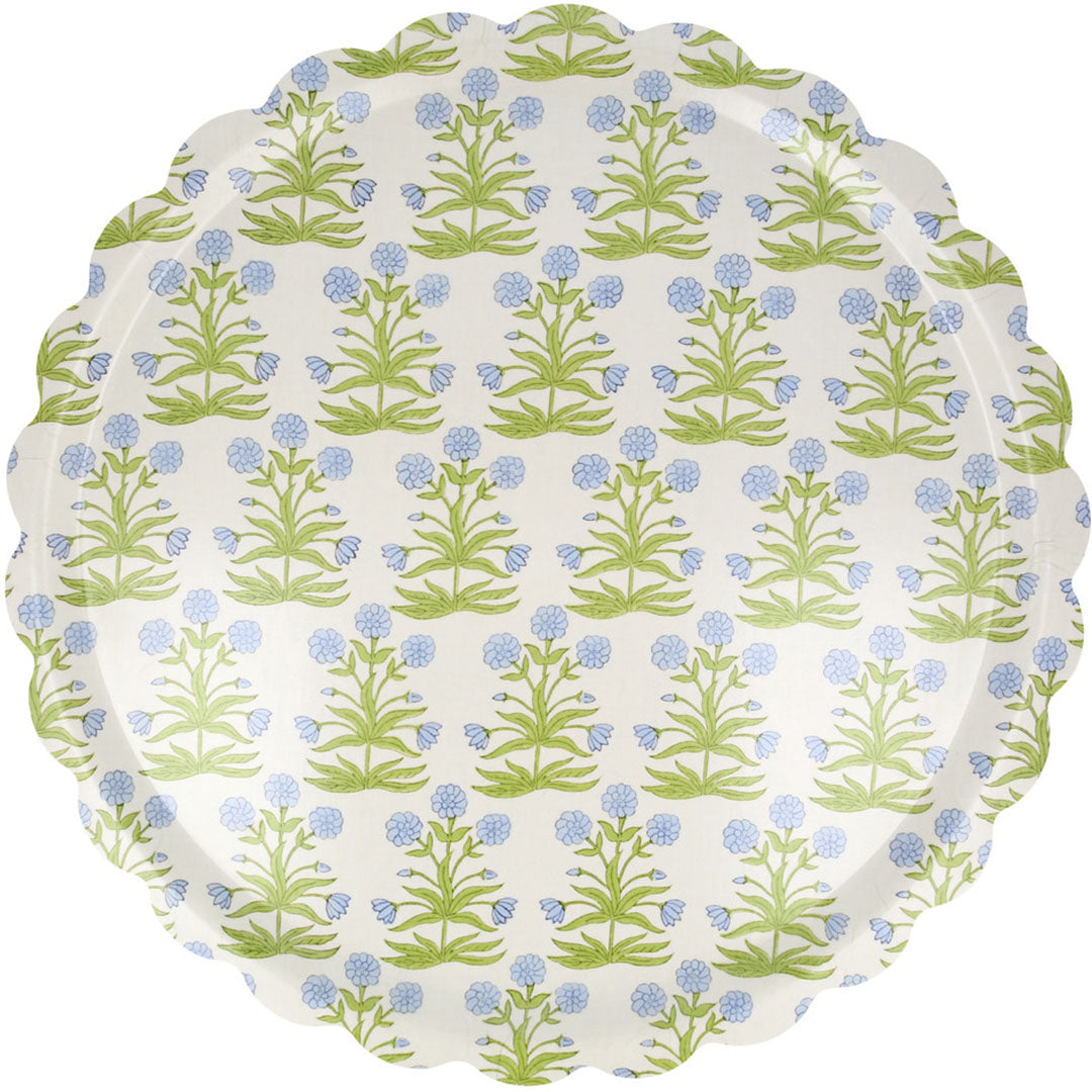 Meri Meri ronde serveerschaal met een wit oppervlak en een blauw gebloemd patroon, van bovenaf gezien.
