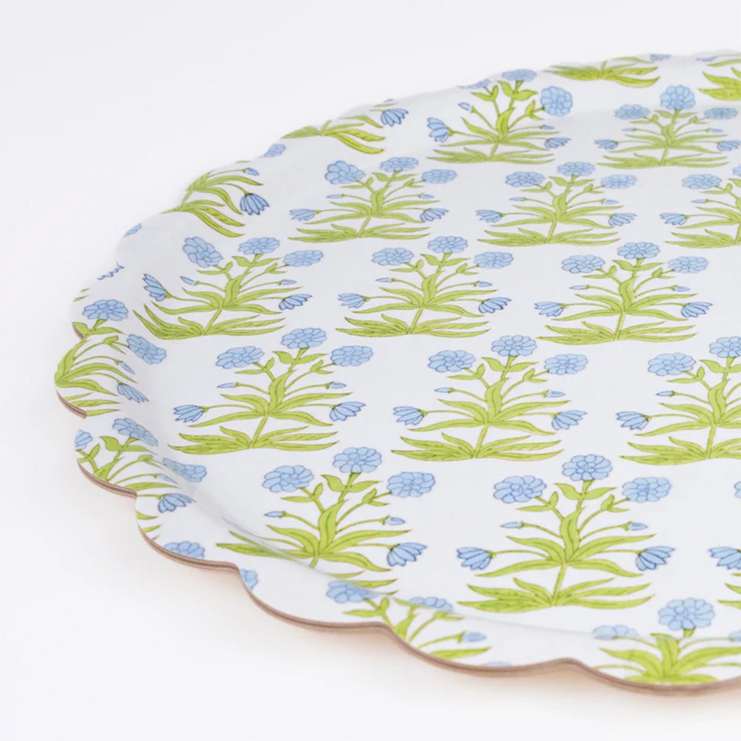 Detail van de Meri Meri serveerschaal met blauw gebloemd patroon en de geschulpte rand, schuin gefotografeerd.