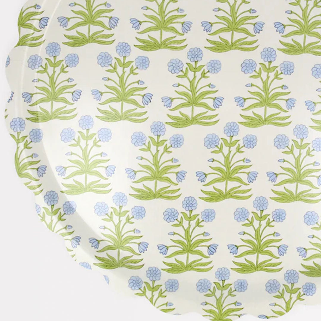 Detail van het blauw gebloemde patroon op de Meri Meri serveerschaal, schuin gefotografeerd.