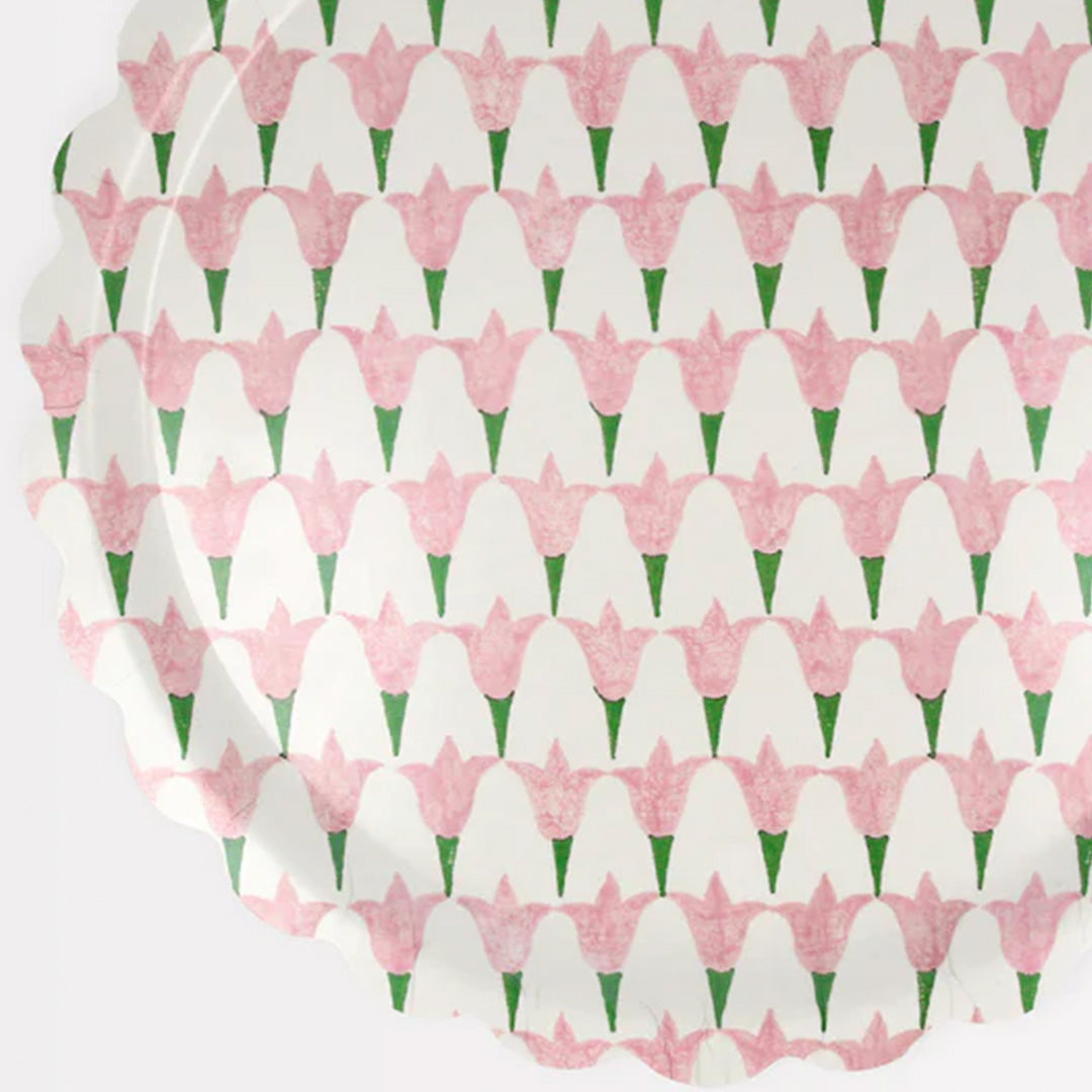 Detail van de Meri Meri ronde serveerschaal met roze bloemenpatroon.