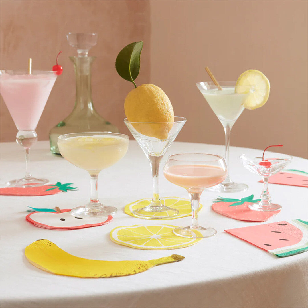 Tafel met cocktails en diverse fruitvormige servetten en onderzetters, waaronder een Meri Meri aardbei servet.