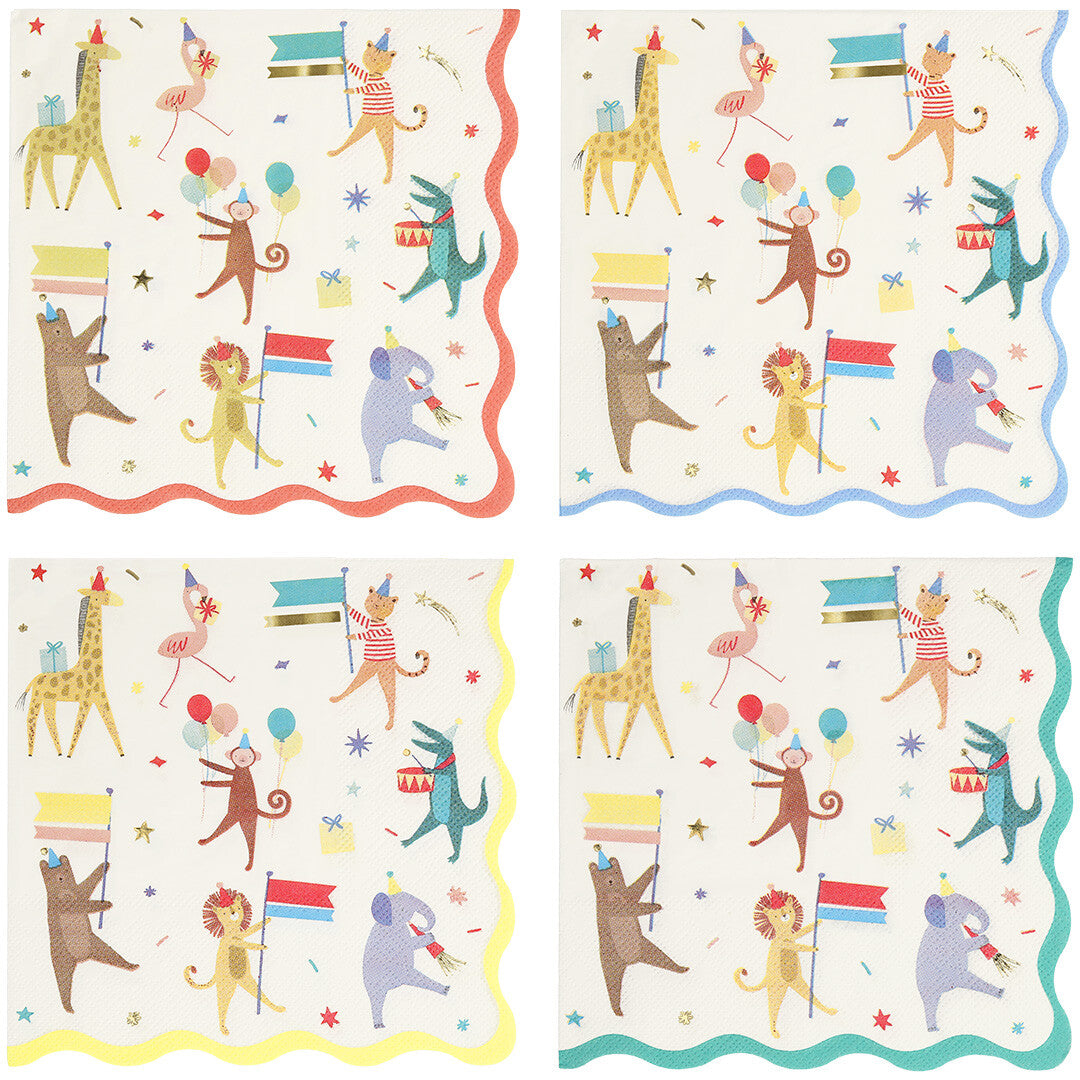 Vier Meri Meri papieren servetten met een dierenparade patroon en gekleurde randen.