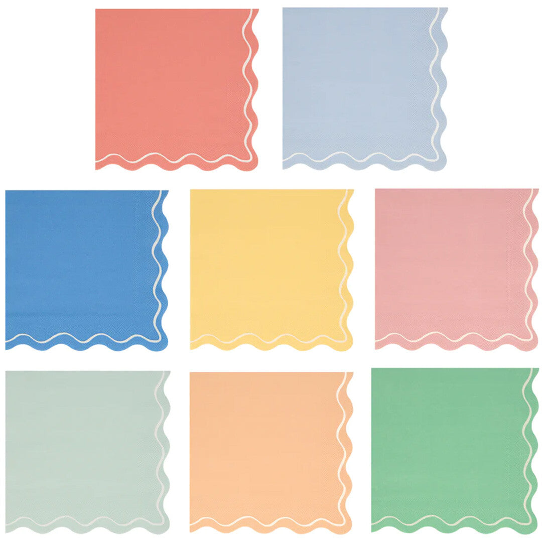 Collectie van zeven Meri Meri papieren servetten in verschillende kleuren met een golvende rand.