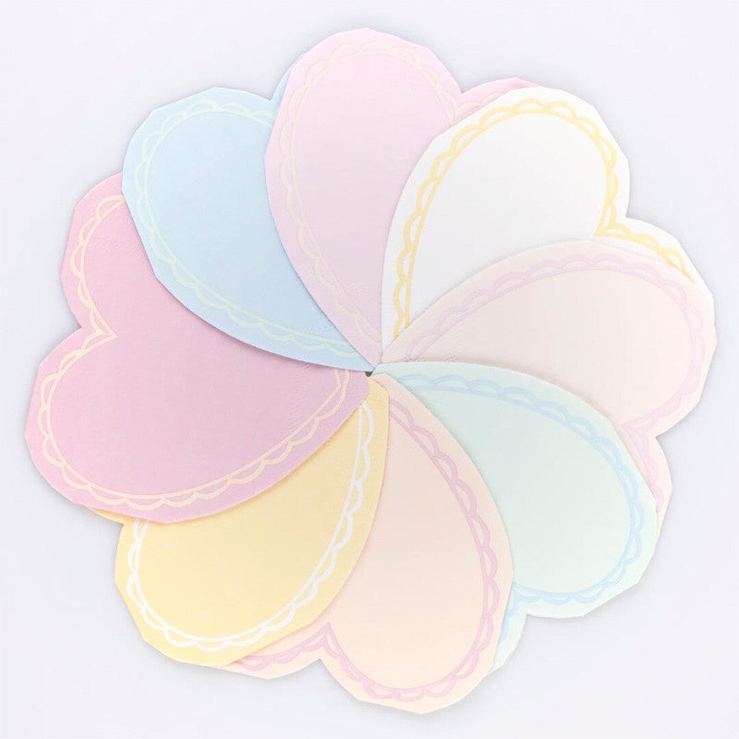 Een waaier van Meri Meri hartjes cocktailservetten in diverse pastelkleuren, van bovenaf gezien.