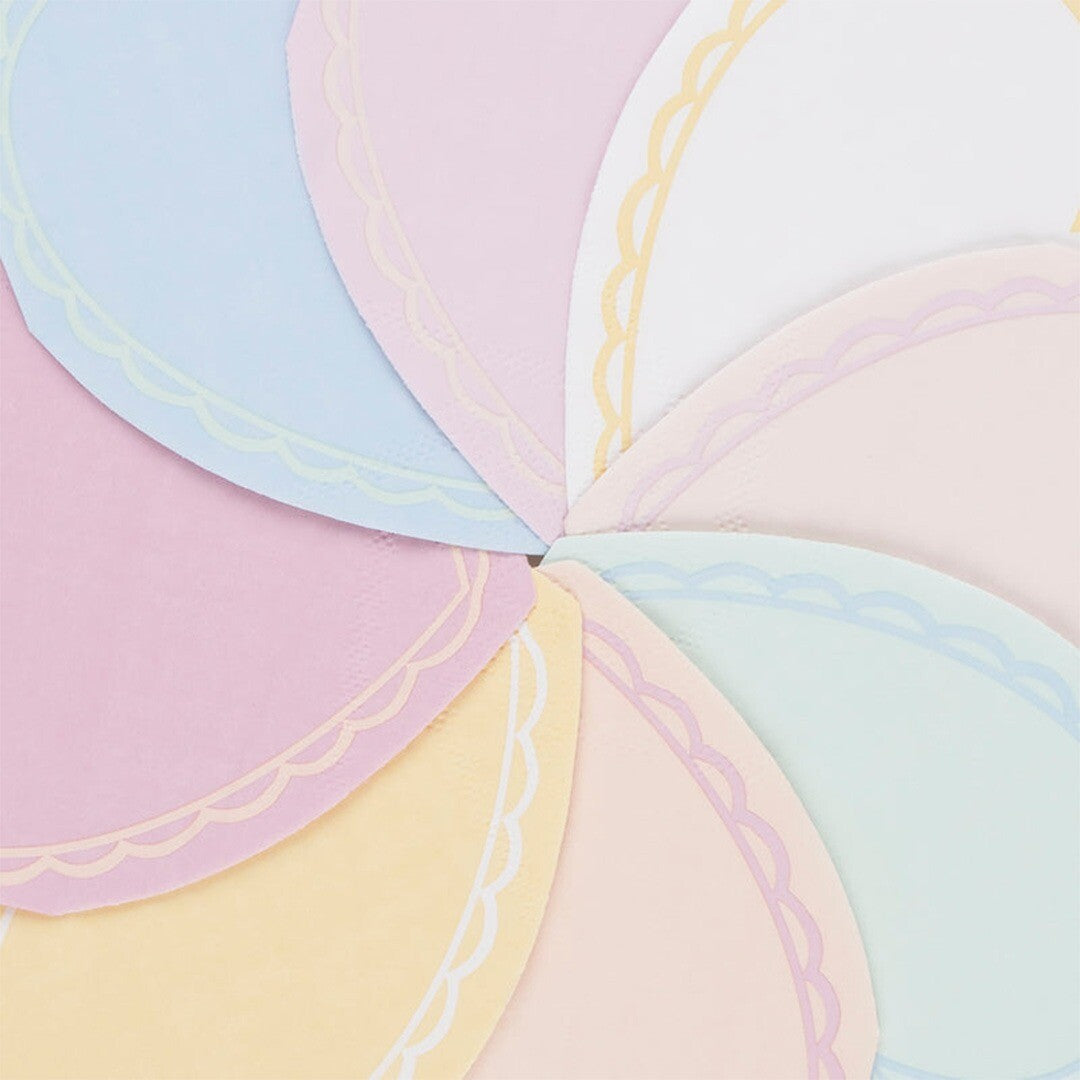 Detail van overlappende Meri Meri hartjes cocktailservetten in pastelkleuren met geschulpte randen.