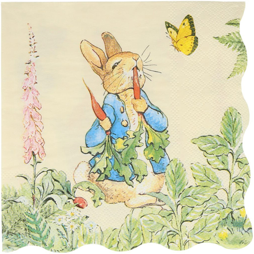 Meri Meri servet met Pieter Konijn die wortels eet in een tuin met bloemen en een vlinder.