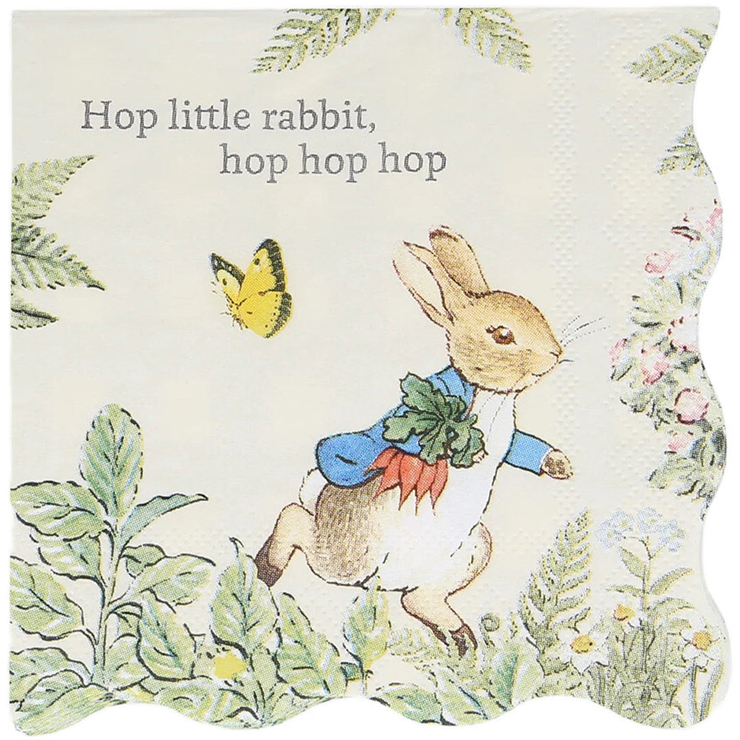 Meri Meri papieren servet met Pieter Konijn die huppelt tussen bladeren en bloemen, met de tekst "Hop little rabbit, hop hop hop".