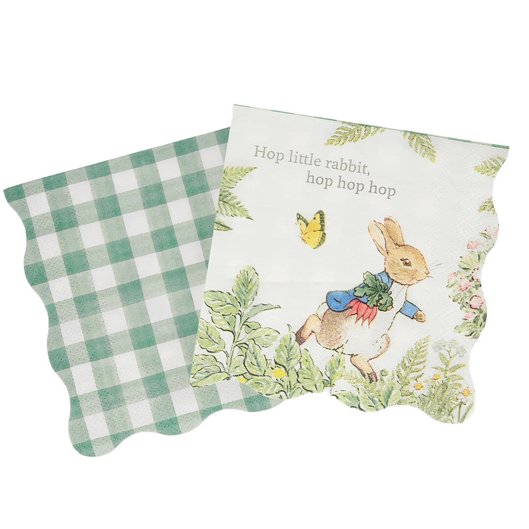 Twee Meri Meri papieren servetten, één met Pieter Konijn en één met een groen-wit geruit patroon.