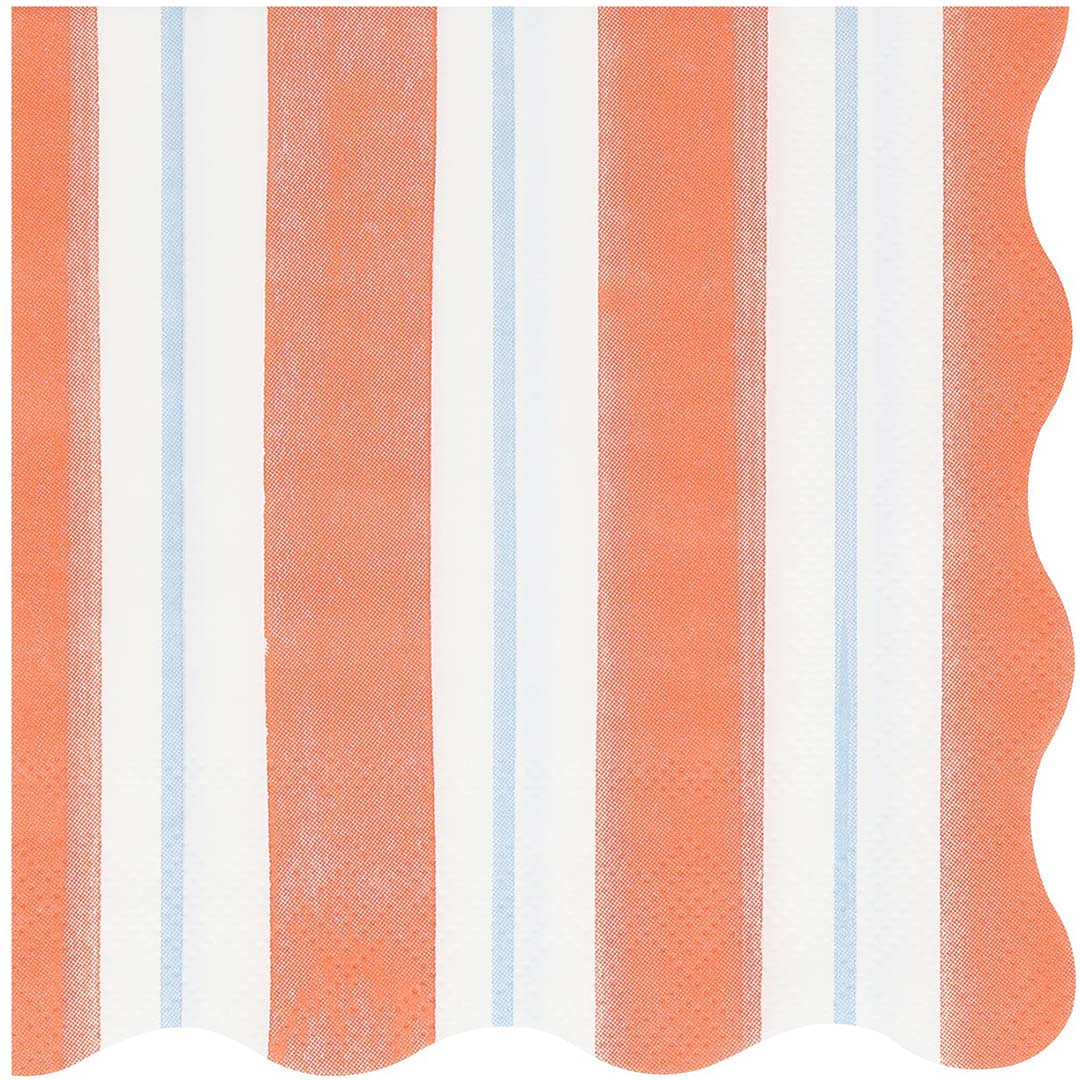Een oranje en wit gestreept Meri Meri servet met lichtblauwe accentstrepen en geschulpte rand.