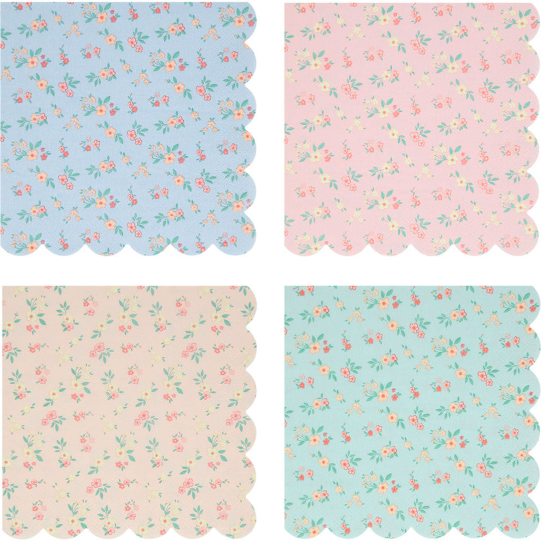 Vier Meri Meri papieren servetten met een vintage ditsy bloemenpatroon in verschillende pastelkleuren.