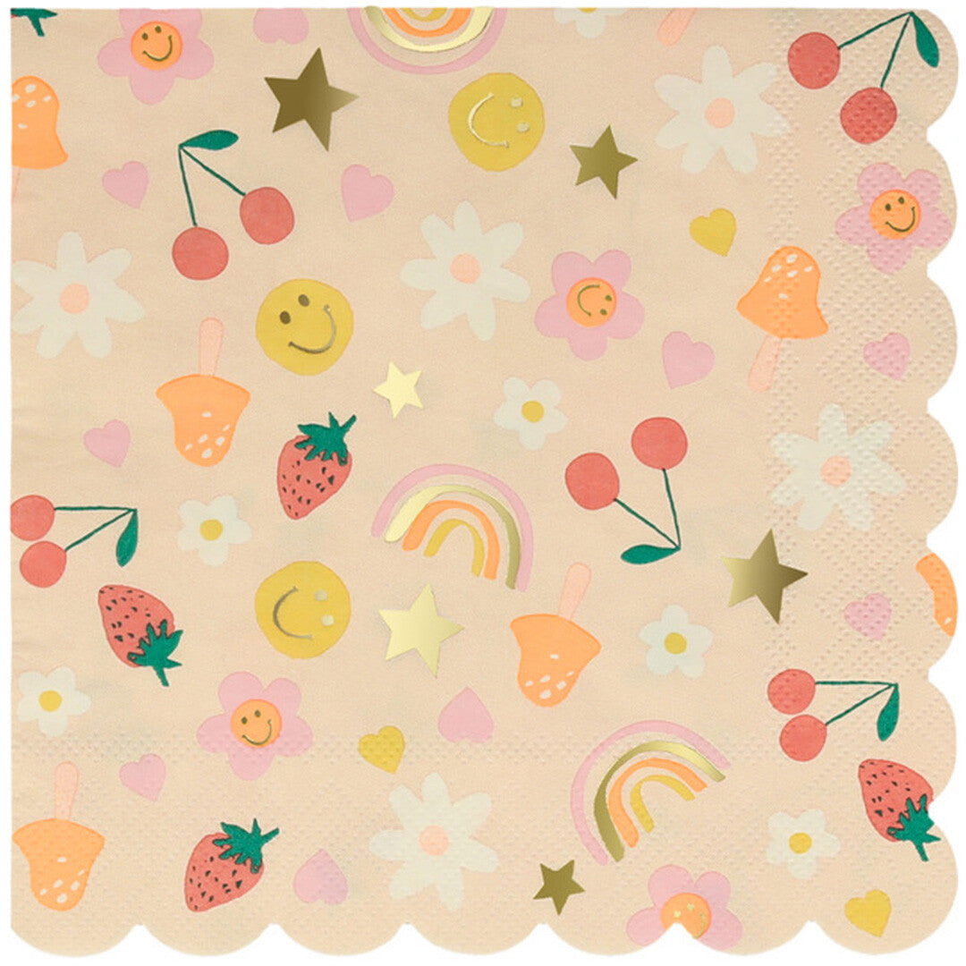Meri Meri papieren servet met een patroon van vrolijke figuurtjes, sterren, regenbogen, bloemen, harten, lachende gezichtjes, aardbeien en kersen op een beige achtergrond.