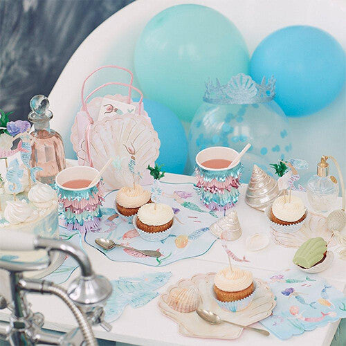 Meri Meri papieren servetten gebruikt als onderdeel van een zeemeerminnen themafeest met cupcakes en decoraties.