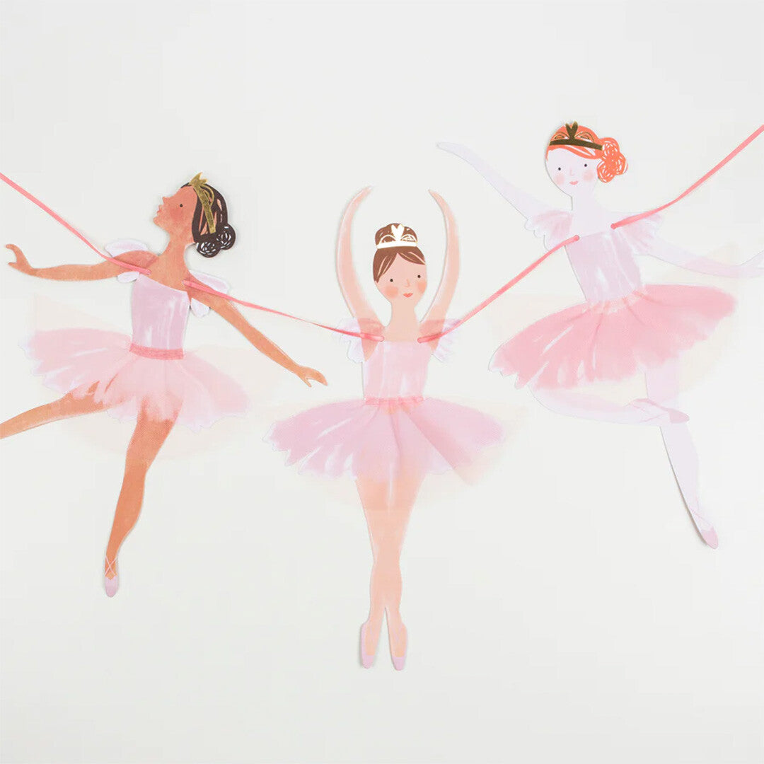 Detail van drie ballerina figuren van de Meri Meri slinger, verbonden door een roze lint.