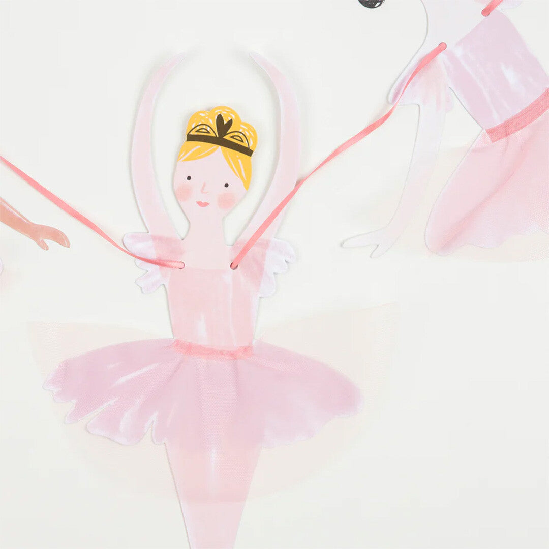 Close-up van een blonde ballerina figuur met kroon en roze tutu van de Meri Meri slinger.
