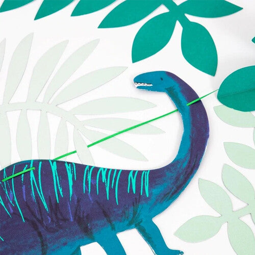 Detail van de Meri Meri dinosaurus feestslinger met een blauw-paarse langnekdinosaurus en groene bladeren.