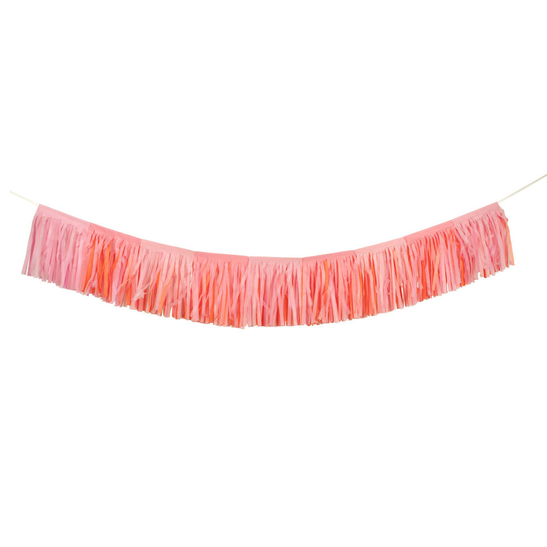 Meri Meri slinger met roze en oranje franjes hangt in een boog.