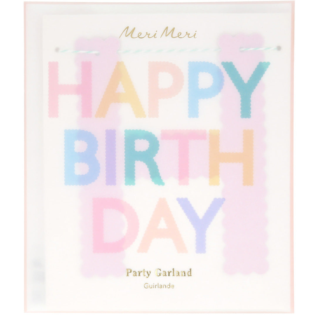 Verpakking van de Meri Meri Happy Birthday slinger met pastelkleurige letters.