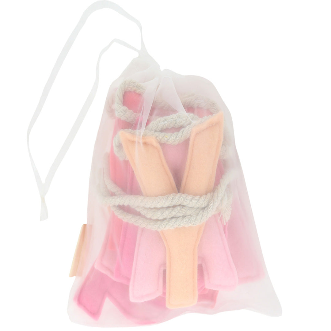 Meri Meri Happy Birthday slinger van roze viltletters en touw in een transparante organza verpakking.