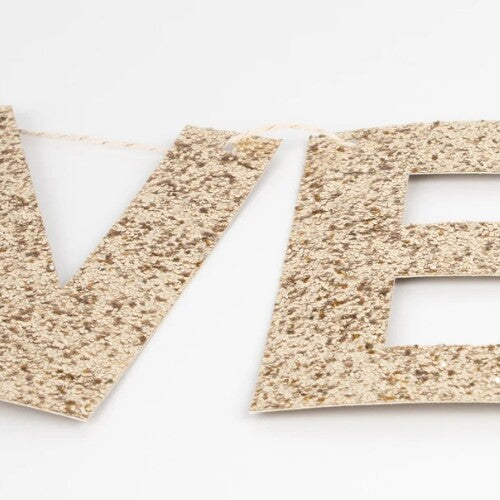 Detail van de gouden glitter letters van de Meri Meri 'Happy New Year' slinger.