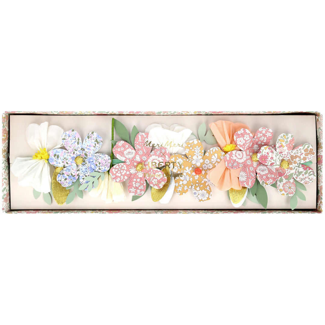 Meri Meri slinger Liberty Flower verpakking met diverse bloemdecoraties.