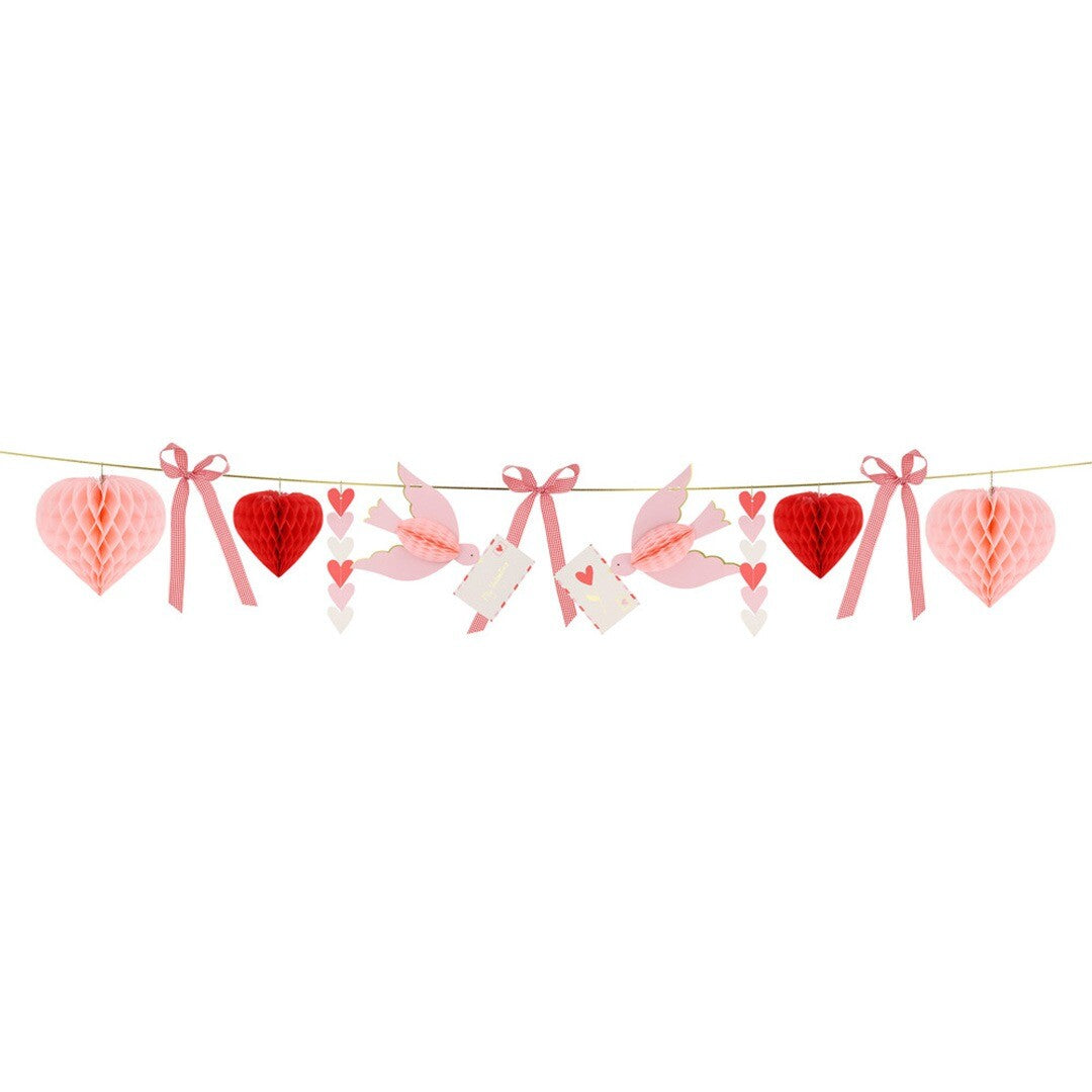 Meri Meri slinger met roze lovebirds, rode en roze honingraatharten en geruite strikken.