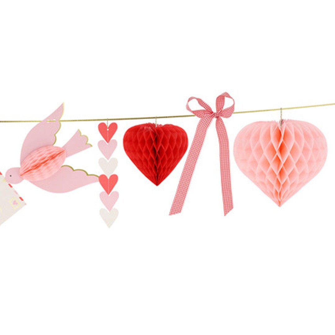 Detail van de Meri Meri slinger met een roze lovebird, een rood en een roze honingraathart en een geruite strik.