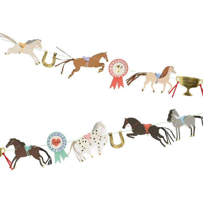 Meri Meri paardenslinger met diverse papieren paarden, rozetten en een trofee.