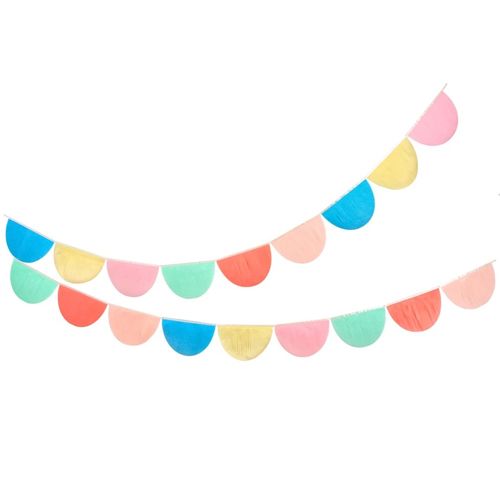 Meri Meri regenboog slinger van gekleurde halve cirkels papier, hangend tegen een witte achtergrond.