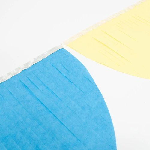 Detail van de regenboog slinger met een blauwe en gele halve cirkel van tissuepapier.