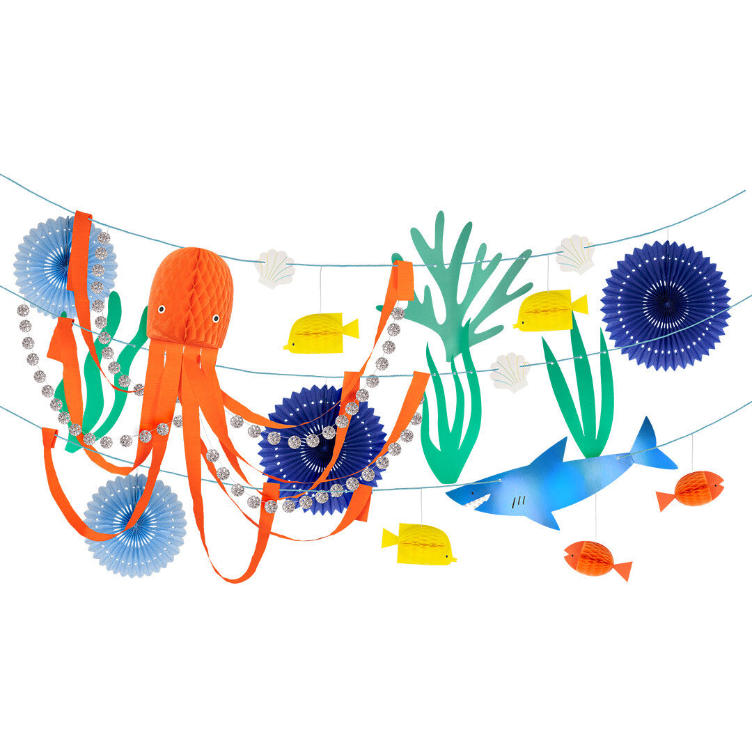Meri Meri onderwater slinger met een oranje octopus, blauwe waaiers, zeewier, vissen en een haai.