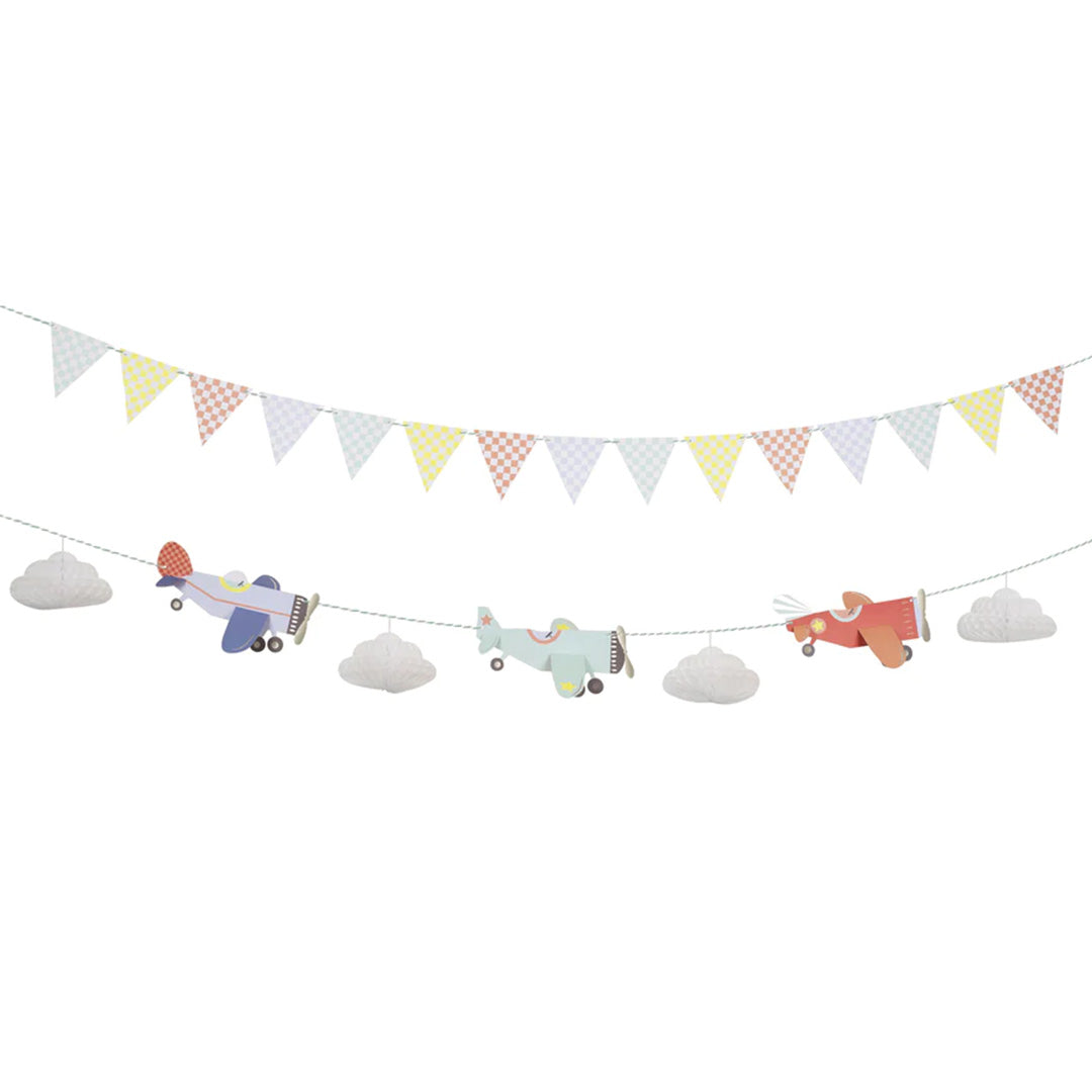 Meri Meri slinger met geruite vlaggetjes, papieren vliegtuigen en wolken, hangend in een boog.