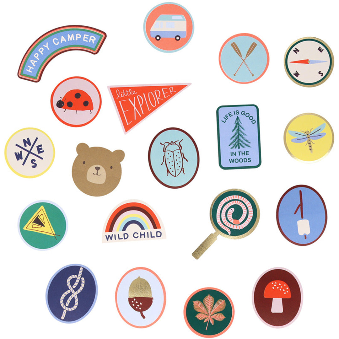 Meri Meri stickers met diverse camping- en natuurthema's, waaronder een beer, regenboog, kompas en camper.