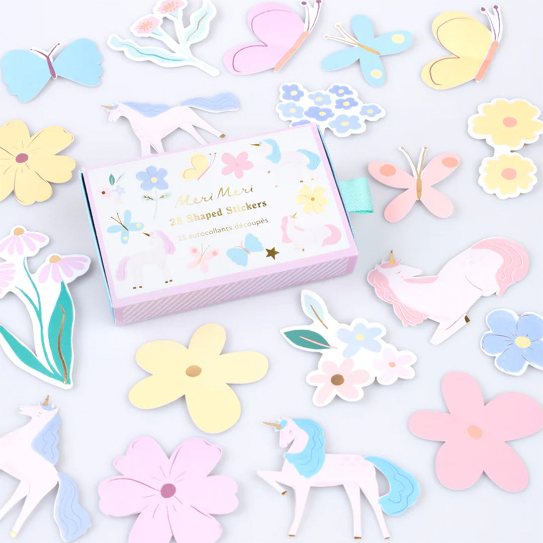Meri Meri stickers met eenhoorns, vlinders en bloemen liggen verspreid rondom de open verpakking.