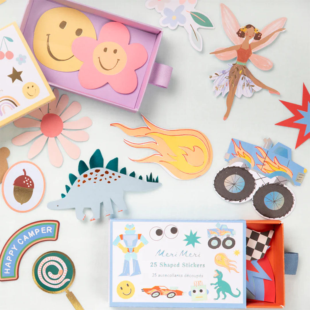 Twee open Meri Meri stickers verpakkingen met diverse stickers, waaronder bloemen, een robot, een dinosaurus en een monstertruck.