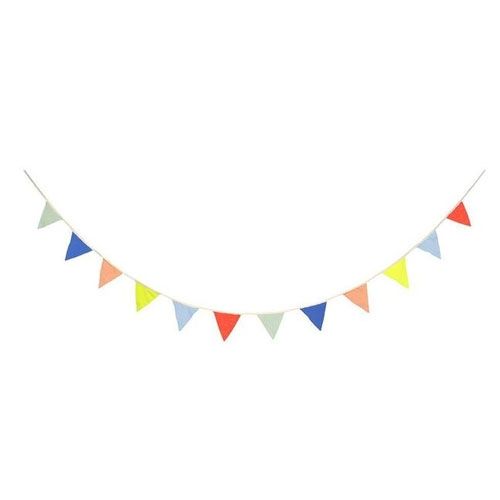 Een Meri Meri stoffen slinger met veelkleurige vlaggetjes hangt in een boog.