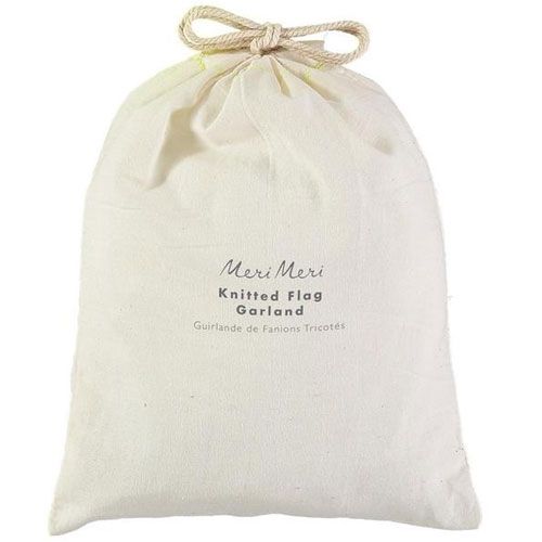 De verpakking van de Meri Meri stoffen slinger, een beige stoffen zak met trekkoord.